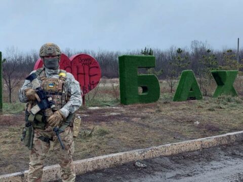 Ruslar Ukraynaın Baxmut şəhərinə aramsız hücumlar edir