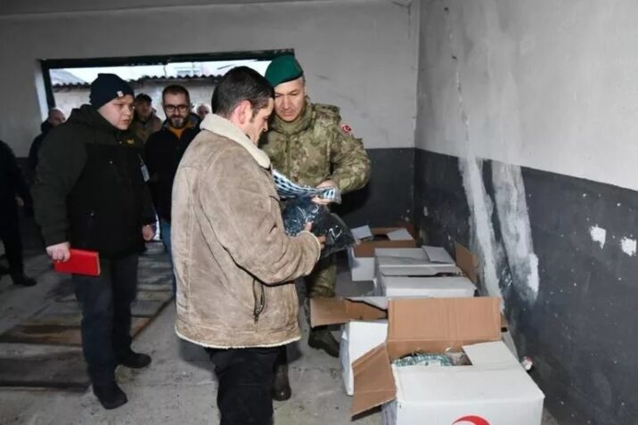 Türk ordusu Kosovada seldən zərərçəkmişlərə yardım etdi Türk ordusu Kosovada seldən zərərçəkmişlərə yardım etdi