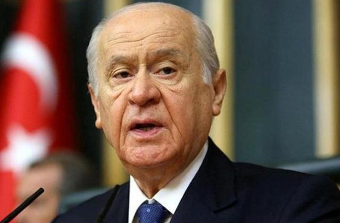 Qolları olmayan gənc ağzıyla Bağçalının portretini çəkdi Qolları olmayan gənc ağzıyla Bağçalının portretini çəkdi