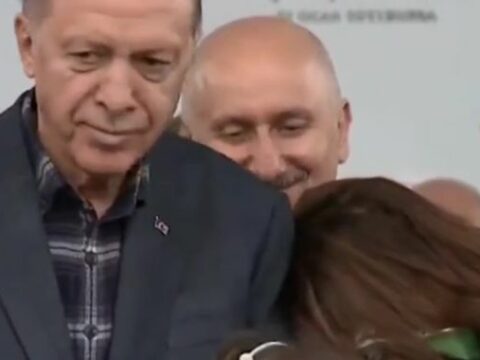 Başını Ərdoğanın çiyninə qoyub ağladı