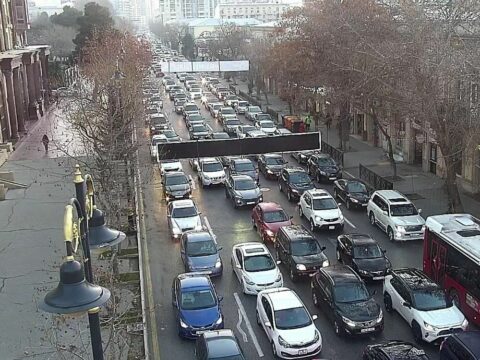Paytaxtda 100-dən çox avtobus tıxaca düşüb