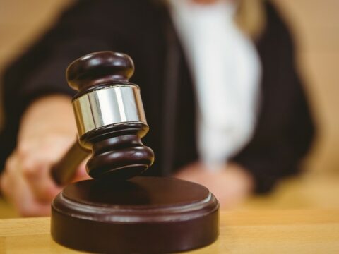 Prokurur əlillərin ev təminatına ayrılan vəsaiti mənimsəyən şəxsə 12 il cəza istədi