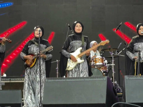 Hicablı qadınlar ansamblı nüvə bombası əleyhinə mahnı ifa etdi…-FOTOLAR