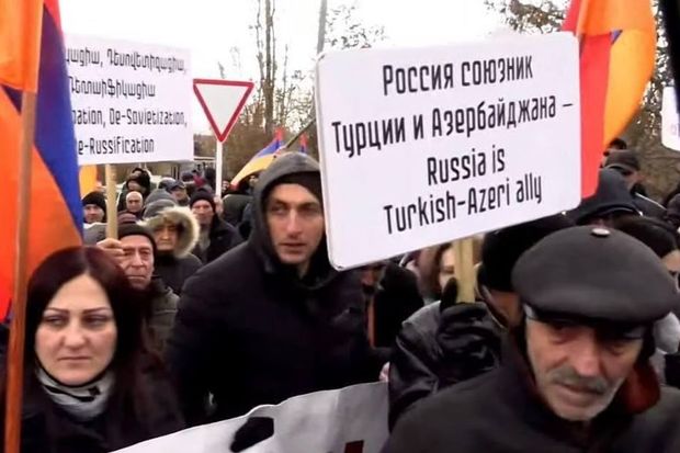 Ermənistanda Rusiya hərbi bazası önündə mitinq keçirilib Ermənistanda Rusiya hərbi bazası önündə mitinq keçirilib