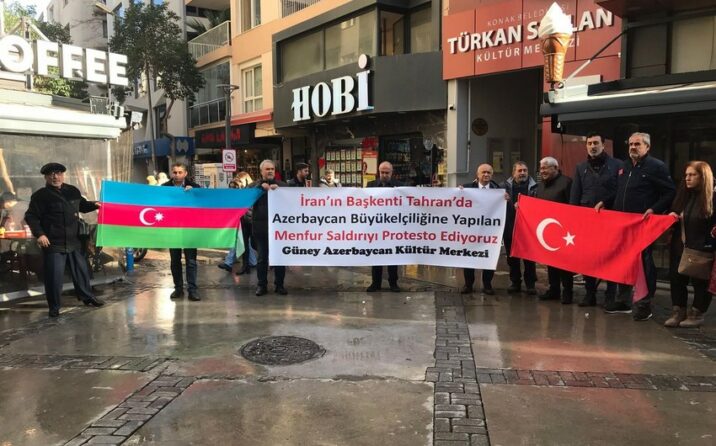 İzmirdə Azərbaycanın İrandakı səfirliyinə edilən hücuma etiraz olaraq aksiya keçirilib İzmirdə Azərbaycanın İrandakı səfirliyinə edilən hücuma etiraz olaraq aksiya keçirilib