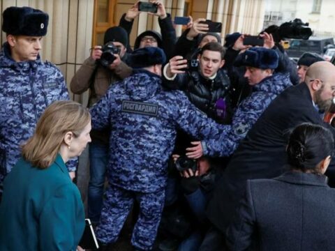 ABŞ-ın Ermənistandakı keçmiş səfiri Moskvada etirazla qarşılandı…-FOTOLAR+VİDEO