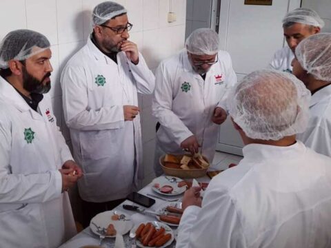 Tanınmış hacılar kolbasanı reklam etdilər – Tənqid hədəfi oldular