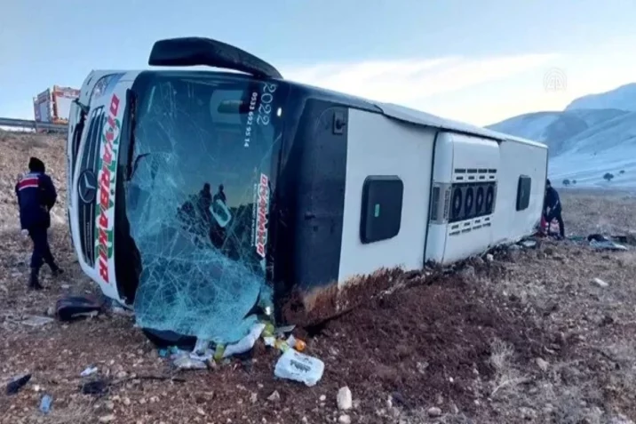 Türkiyədə avtobus aşıb – çox sayda ölən və yaralanan var Türkiyədə avtobus aşıb – çox sayda ölən və yaralanan var