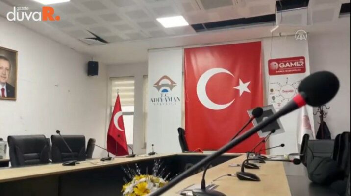 Nazir toplantı keçirərkən zəlzələ oldu Nazir toplantı keçirərkən zəlzələ oldu