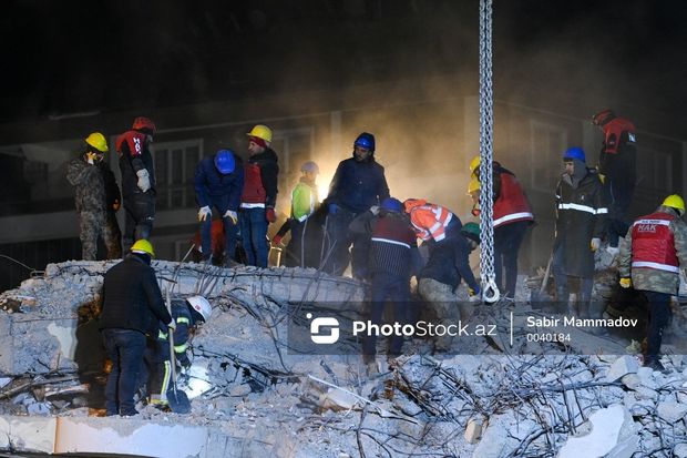 PhotoStock.az Qaziantepdə: Gecə boyu davam edən xilasetmə işləri PhotoStock.az Qaziantepdə: Gecə boyu davam edən xilasetmə işləri