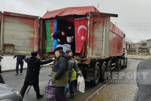 Qaxda yığılan yardımla dolu ilk TIR Türkiyəyə yola düşüb