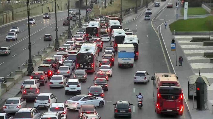 Tıxaca görə 82 avtobus gecikir Tıxaca görə 82 avtobus gecikir