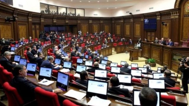 Ermənistan parlamentində Türkiyəyə başsağlığı verilməsi qərarı müzakirə olundu