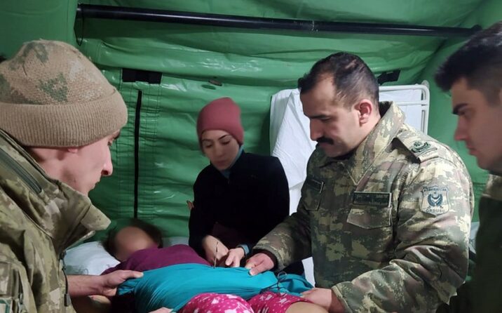 Hərbi həkimlərimiz Kahramanmaraşda 17 nəfəri əməliyyat edib Hərbi həkimlərimiz Kahramanmaraşda 17 nəfəri əməliyyat edib