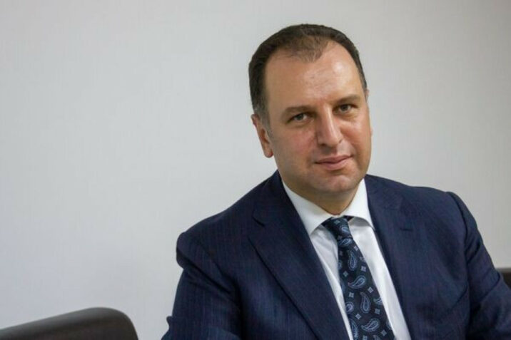 Ermənistanın sabiq müdafiə nazirinin həbsi ilə bağlı vəsatət təmin olunub Ermənistanın sabiq müdafiə nazirinin həbsi ilə bağlı vəsatət təmin olunub