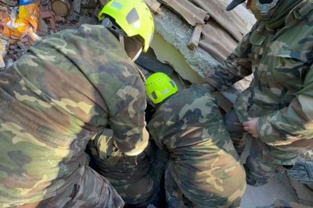 Xilasedicilərimiz 2 bacını 128 saat sonra dağıntılar altından sağ çıxardı Xilasedicilərimiz 2 bacını 128 saat sonra dağıntılar altından sağ çıxardı