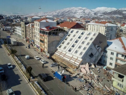 Adıyamanda zəlzələ zamanı bina 60 dərəcə əyilib: