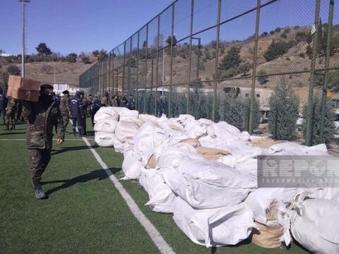 FHN Kahramanmaraşda sakinlərə humanitar yardım paylayır, çadırlar qurur