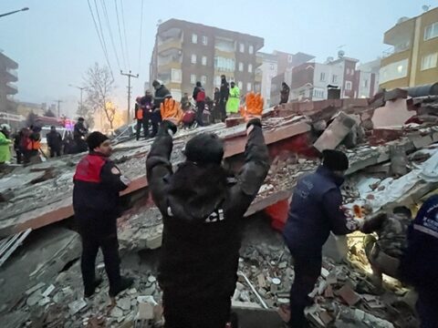 Rusiya zəlzələ bölgəsinə yardım aparmağa mane olur