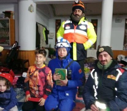 Çinli xilasedici dağıntılardan Quran tapdı, dinini dəyişdi