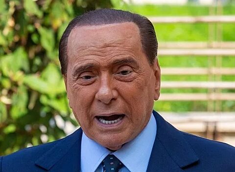 Berluskoni qəflətən valı dəyişdi: “Ukrayna xalqını sevirəm”