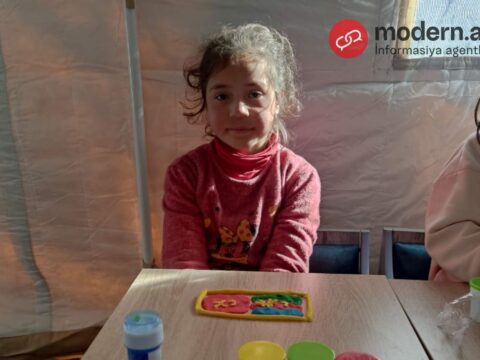 Çadırda qalan azyaşlı plastilindən Azərbaycan və Türkiyə bayraqları düzəltdi