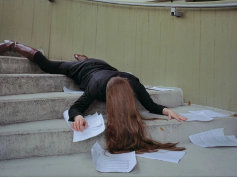 Bakıda kişi sevgilisini 6-cı mərtəbədən yerə atdı