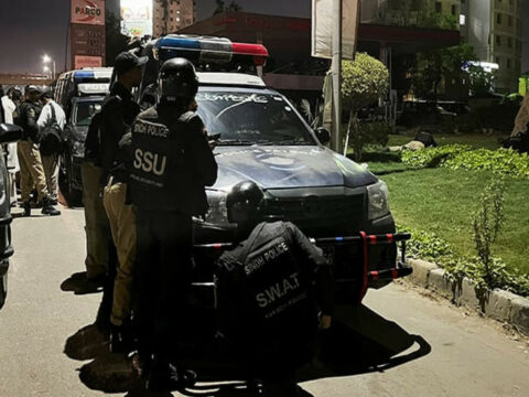 Pakistanın Kəraçi şəhərində silahlı şəxslər polis idarəsinə hücum edib – YENİLƏNİB