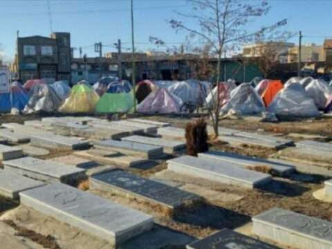 Xoy zəlzələsində evlərini itirən sakinlər qəbiristanlıqda çadır qurublar – FOTO