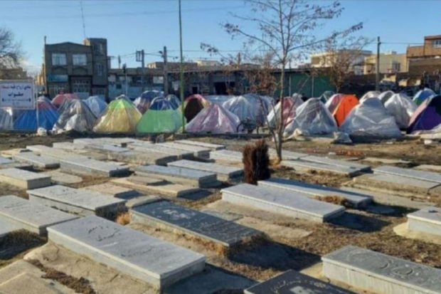 Xoy zəlzələsində evlərini itirən sakinlər qəbiristanlıqda çadır qurublar – FOTO