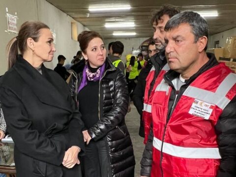 Qənirə Paşayeva və bir qrup azərbaycanlı ziyalı Şanlıurfada yardım kampaniyasına qoşulub- FOTO