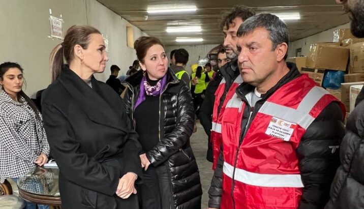 Qənirə Paşayeva və bir qrup azərbaycanlı ziyalı Şanlıurfada yardım kampaniyasına qoşulub- FOTO