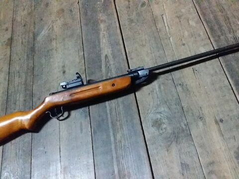 Qusarda yeniyetmə qardaşının tüfəngdən açdığı atəş nəticəsində ağır yaralanıb