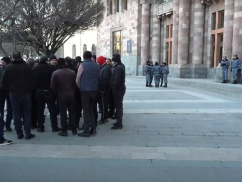 Ermənistanda yanğında ölən hərbçilərin ailələri aksiya keçirdi