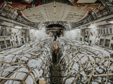 NATO Türkiyədə zəlzələdə evlərini itirənlər üçün çadırlar göndərib