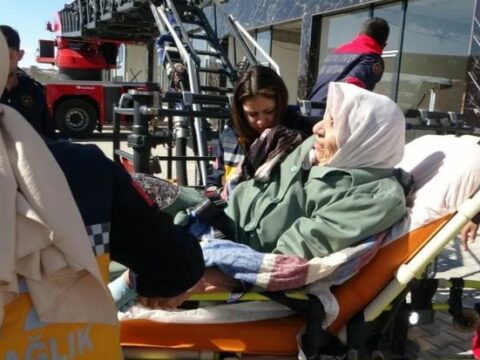 Türkiyədə zəlzələdən 384 saat sonra 90 yaşlı ana və 70 yaşlı oğlu xilas edilib – VİDEO