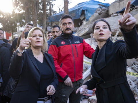 Almaniyalı nazirlər zəlzələ bölgəsində – FOTO