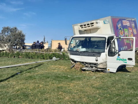 Ələt-Astara magistralında yük avtomobili ilə minik maşını toqquşub