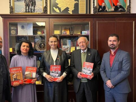 Qənirə Paşayeva “Azərbaycan” jurnalı redaksiyasının rəhbər heyəti ilə görüşüb