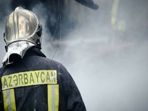 Bakıda ikiotaqlı evdə yanğın olub