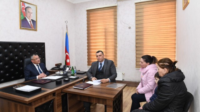 Rövşən Rzayev vətəndaşların müraciətlərini dinlədi – FOTOLAR Rövşən Rzayev vətəndaşların müraciətlərini dinlədi – FOTOLAR
