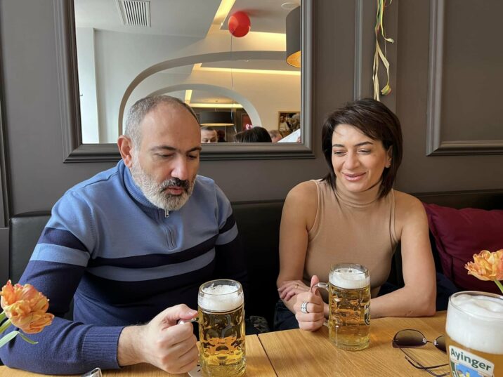 Paşinyan arvadı ilə pivə içərkən – FOTOLAR Paşinyan arvadı ilə pivə içərkən – FOTOLAR