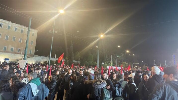 Yunanıstanda etirazlar baş qaldırdı Yunanıstanda etirazlar baş qaldırdı