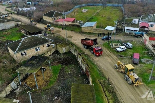 Xaçmazda 10 yaşayış məntəqəsinin yolu yenidən qurulur Xaçmazda 10 yaşayış məntəqəsinin yolu yenidən qurulur