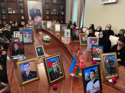 Sizə əbədi borcluyuq! – Məşhurlar şəhid anaları və xanımlarını  belə TƏBRİK ETDİLƏR