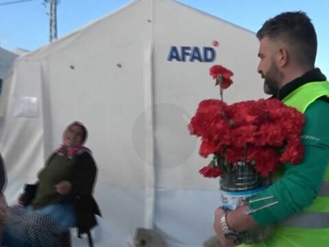 Hatayda çadır şəhərciyində məskunlaşan qadınlara 8 Mart hədiyyəsi – VİDEO