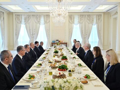 Prezidentlərinin rəsmi lanç əsnasında geniş tərkibdə görüşü olub