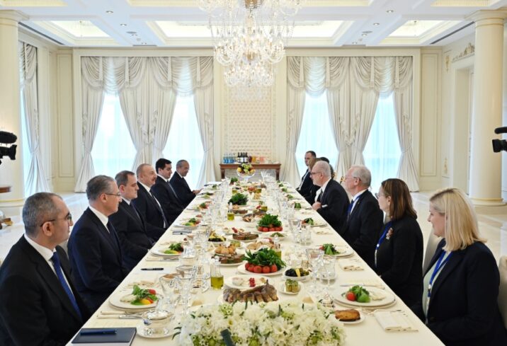 Prezidentlərinin rəsmi lanç əsnasında geniş tərkibdə görüşü olub