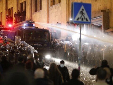 Gürcüstanda hökumət qüvvələrinin ciddi müqavimətinə rəğmən etirazlar davam edir…