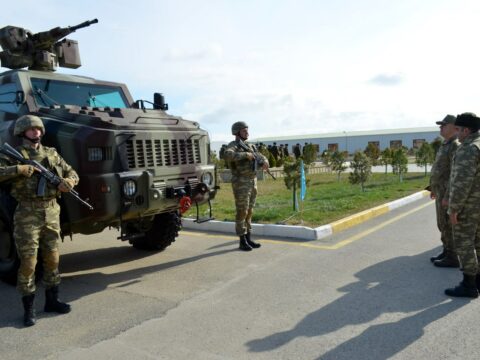 NATO generalı hərbi hissəsini ziyarət etdi